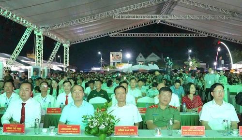  Các đồng chí Lãnh đạo tỉnh cùng các đại biểu tham dự Chương trình trải nghiệm xứ trà Vô Tranh.
