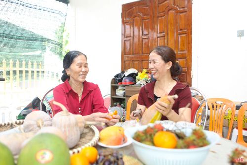Bà Nguyễn Thị Hợp (bên phải) và mẹ chồng là cụ Phan Thị Loan luôn gắn bó, yêu thương.