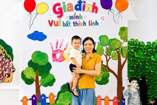 Chị Trần Thị Như Quỳnh và cháu nội (con của con trai đầu).