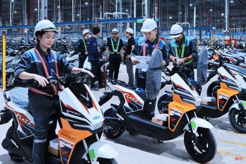 Nhà máy sản xuất xe máy điện VinFast Hà Tĩnh (KKT Vũng Áng) đã đi vào hoạt động, tạo việc làm cho nhiều lao động địa phương.