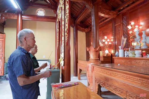 Ông Lê Văn Thức tưởng nhớ những người đồng đội đã hy sinh tại trận địa pháo Bãi Dừa.