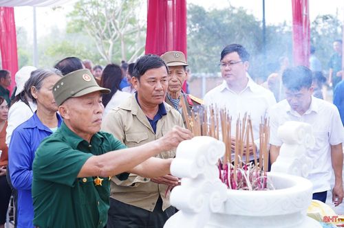 Người dân dâng hương tại Khu di tích Trận địa pháo C45 - Bãi Dừa.
