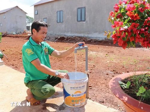 Người dân tại điểm dân cư liền kề chốt dân quân biên giới Bon Bu Dăr, xã Quảng Trực (tỉnh Lâm Đồng) sử dụng nguồn nước sạch được đầu tư đồng bộ, góp phần nâng cao chất lượng cuộc sống. (Ảnh: Nguyễn Huy Thành/TTXVN)