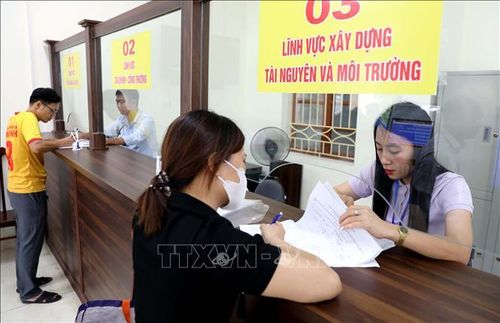 Các thủ tục hành chính tại Trung tâm phục vụ hành chính công phường Thái Bình, tỉnh Hưng Yên được thực hiện nhanh chóng, hiệu quả, chính xác, mang lại sự thuận tiện cho người dân . Ảnh: Thế Duyệt/TTXVN