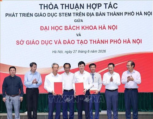 Thỏa thuận hợp tác giữa Đại học Bách khoa Hà Nội cùng Sở Giáo dục và Đào tạo Hà Nội về phát triển giáo dục STEM, chiều 27/6. Ảnh: Thanh Tùng/TTXVN