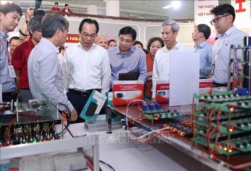 Bộ trưởng Bộ trưởng Bộ Giáo dục và Đào tạo Hoàng Minh Sơn cùng các đại biểu tham quan "Không gian đổi mới sáng tạo liên ngành". Ảnh: Thanh Tùng/TTXVN
