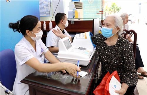 Khám chữa bệnh BHYT cho người dân. Ảnh: TTXVN