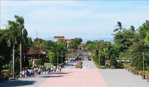Những ngày cuối tháng Sáu, đông đảo người dân và du khách đến tri ân các Anh hùng liệt sỹ tại Thành cổ Quảng Trị.
