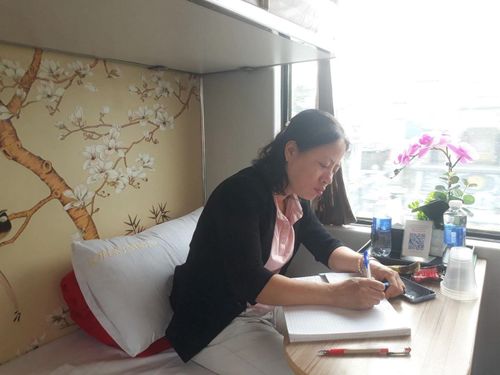 Hằng ngày, trước khi tàu lăn bánh, chị An phải đến sớm tác nghiệp, vệ sinh toa xe sạch sẽ để đón khách lên tàu.