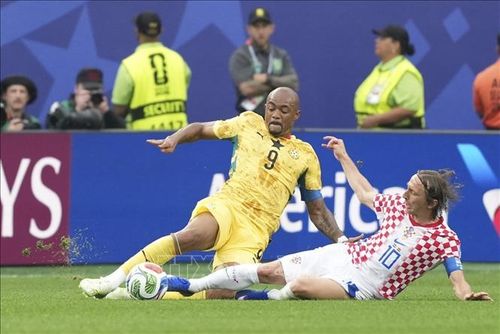 Tiền đạo Croatia Luka Modric (phải) tranh bóng với Jordan Ayew của Ghana. Ảnh: THX/TTXVN