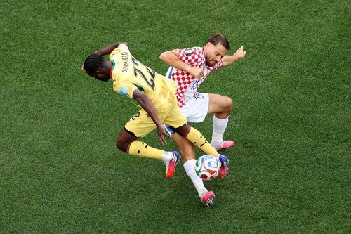 Tiền đạo Kamaldeen Sulemana (trái) của Ghana tranh chấp bóng với tiền vệ Nikola Vlasic của Croatia. Ảnh: AFP/TTXVN (Ảnh không cho phép bên thứ ba khai thác, chia sẻ lại)