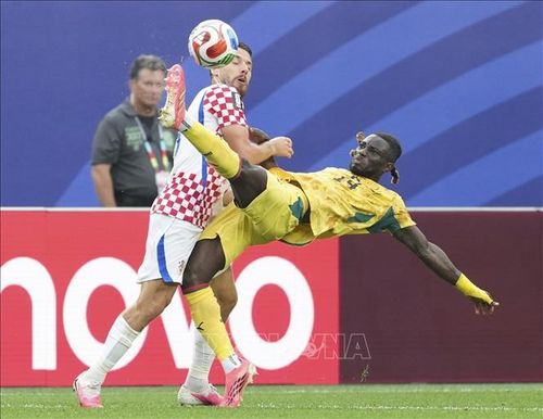 Pha tranh bóng quyết liệt giữa tiền vệ Croatia Nikola Vlasic (trái) với hậu vệ Gideon Mensah của Ghana. Ảnh: THX/TTXVN