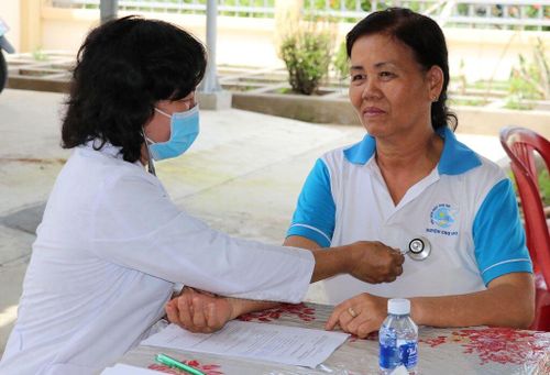 Bác sĩ khám bệnh cho người dân đến khám sàng lọc miễn phí. Ảnh: Hữu Chí/TTXVN