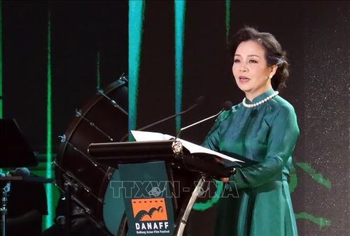 Tiến sĩ Ngô Phương Lan, Chủ tịch Hiệp hội Xúc tiến phát triển Điện ảnh Việt Nam, Giám đốc Liên hoan phim, đồng Trưởng Ban Tổ chức phát biểu khai mạc liên hoan.