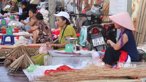Chợ Chuông không chỉ bán nón mà còn cung cấp nguyên liệu làm nón.
