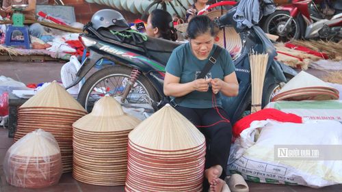 Để tạo ra một chiếc nón hoàn chỉnh phải trải qua nhiều công đoạn khác nhau. Từ khâu chuẩn bị nguyên liệu, xử lý lá đến khâu làm nón đều đòi hỏi sự tỉ mỉ và công sức của người thợ.