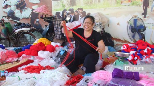Bà Lê Thị Xuyến đã 48 năm buôn bán tại chợ Chuông.
