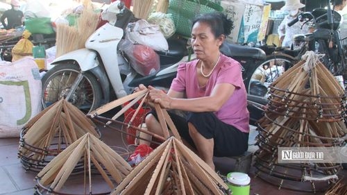 Bà Oánh đã gắn bó với nghề làm khuôn nón suốt nhiều thập kỷ.
