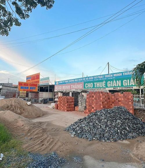 Theo chủ cửa hàng vật liệu xây dựng Minh Thắng, giá cát, đá tăng cao có thể xuất phát từ việc nguồn cung không đủ nhiều.