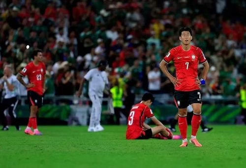 Các cầu thủ Hàn Quốc gây thất vọng khi để thua Nam Phi trong trận cuối. Ảnh: Getty.
