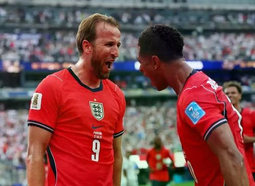 Harry Kane và Jude Bellingham sau khi ghi bàn thắng lịch sử để trở thành "Vua phá lưới World Cup" của tuyển Anh. Ảnh: Sohu.