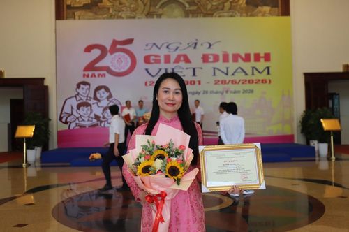 Chị Thúy An nhận giấy khen cuộc thi viết "Bữa cơm gia đình ấm áp yêu thương" do Bộ Văn hóa, Thể Thao và Du lịch tổ chức