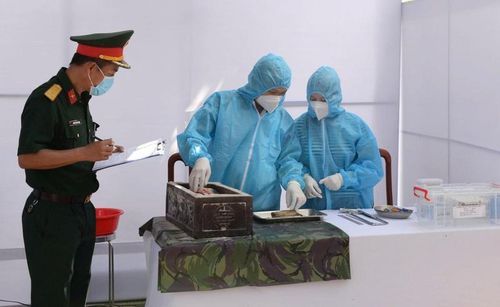 Quá trình lấy mẫu được tiến hành chặt chẽ, cẩn trọng, mọi thông tin đều được ghi chép, số hóa kịp thời. Ảnh: Diễm Phúc