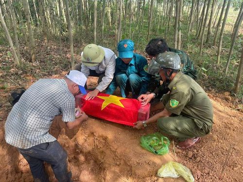 Những dấu tích còn sót lại tại hiện trường là căn cứ quan trọng để xác định vị trí chôn cất liệt sĩ. Ảnh: Quỳnh Đăng