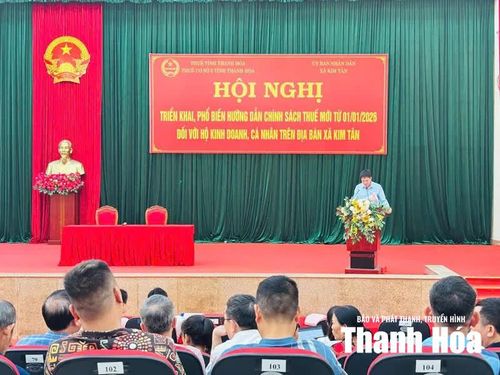Thuế cơ sở 5 phối hợp với UBND xã Kim Tân tổ chức đối thoại, hỗ trợ hộ kinh doanh chuyển từ thuế khoán sang tự kê khai.