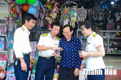 Từ cuối năm 2025 đến nay, cùng với việc triển khai chính sách thuế mới đối với hộ kinh doanh, Thanh Hóa đã huy động cả hệ thống chính trị và ngành Thuế vào cuộc, đẩy mạnh tuyên truyền, đối thoại, hỗ trợ người nộp thuế chuyển từ phương thức thuế khoán sang kê khai điện tử.