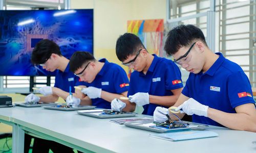 Sinh viên học chuyên ngành vi mạch bán dẫn tại Trường Cao đẳng Công nghiệp Bắc Ninh.