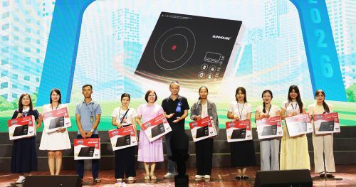  Ban Tổ chức trao quà cho các gia đình trong chương trình bốc thăm trúng thưởng. 