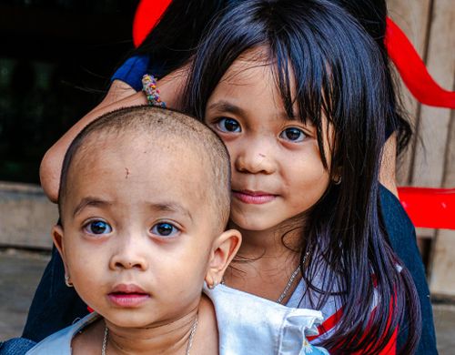 Ánh mắt trong trẻo của trẻ em làng Pơr’ning phản chiếu sức sống và niềm hy vọng của những bản làng nơi đại ngàn.