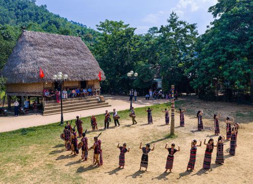 Các nghệ nhân và người dân làng Bhơ Hôồng tái hiện không gian văn hóa trống chiêng truyền thống - di sản gắn bó mật thiết với đời sống tinh thần của đồng bào Cơ Tu.