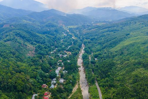 Nhìn từ trên cao, làng Bhơ Hôồng nép mình bên dòng suối giữa những dãy núi trùng điệp của vùng cao Đông Giang, tạo nên bức tranh hài hòa giữa thiên nhiên và đời sống cộng đồng.