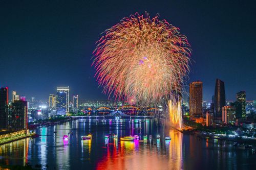 Những chùm pháo hoa bùng nổ ở phần kết tạo nên cao trào rực rỡ, thắp sáng cả bầu trời Đà Nẵng trong tiếng reo hò của khán giả. Ảnh: TRƯƠNG CÔNG MINH