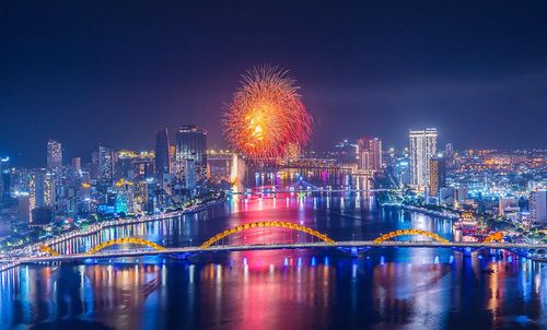 Khép lại phần thi, đội Bồ Đào Nha vẽ nên bức tranh ánh sáng đầy ấn tượng trên sông Hàn, khẳng định đẳng cấp của một đội pháo hoa giàu truyền thống. Ảnh: TRẦN NGỌC TIẾN