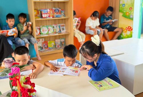 Thư viện tại Trường Tiểu học số 2 Hòa Phước mở cửa miễn phí trong dịp hè, thu hút đông đảo học sinh đến đọc sách. Ảnh: NGỌC QUỐC