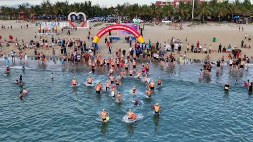 Biển Tam Thanh đông đúc khi sáng sớm và chiều tối trong mùa lễ hội. Ảnh: QUANG SƠN