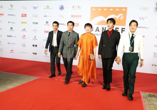 Dàn diễn viên Mưa đỏ. Ảnh: NGỌC HÀ
