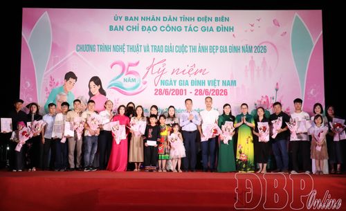 Ban Tổ chức chụp ảnh lưu niệm cùng với các tác giả đạt giải Cuộc thi Ảnh đẹp gia đình năm 2026.