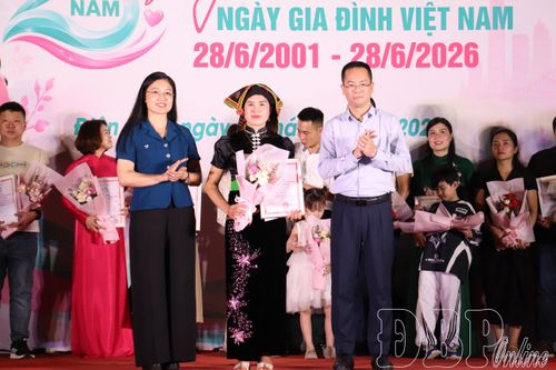 Ban Tổ chức trao Giấy chứng nhận cho tác phẩm đạt giải Nhất Cuộc thi Ảnh đẹp gia đình năm 2026.
