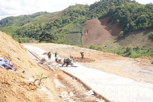 Dự án ổn định dân cư vùng có nguy cơ sạt lở tại bản Pá Chuông - Pá Dên, xã Na Son đã hoàn thành 95%.