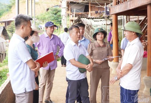 Đoàn công tác HĐND tỉnh lắng nghe ý kiến người dân xã Mường Luân.