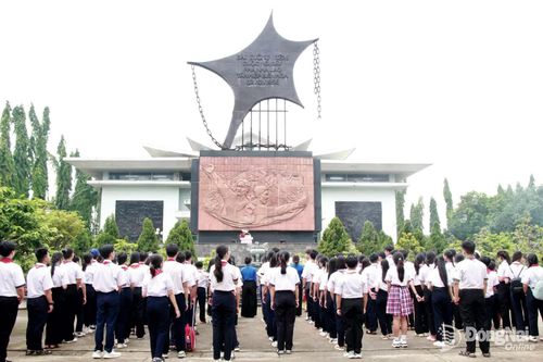 Đội viên tiêu biểu đến từ các trường THCS trên địa bàn phường, xã thuộc khu vực phía Nam thành phố Đồng Nai tham quan, tìm hiểu tại Di tích Nhà lao Tân Hiệp trong Hành trình Ươm mầm hạt giống xanh.