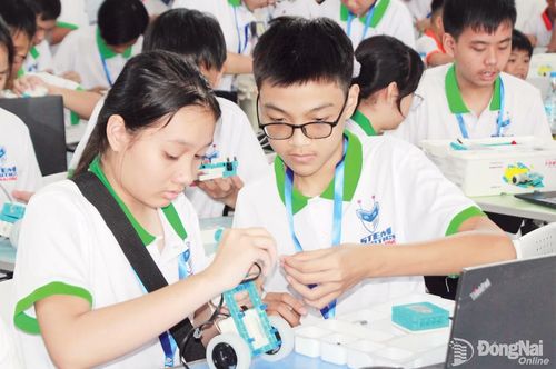 Các em thiếu nhi tham gia Cuộc thi Robotics và Ngày hội STEM do Thành đoàn, Sở Giáo dục và Đào tạo, Sở Khoa học và Công nghệ, Trường cao đẳng Công nghệ và Quản trị Sonadezi phối hợp tổ chức.