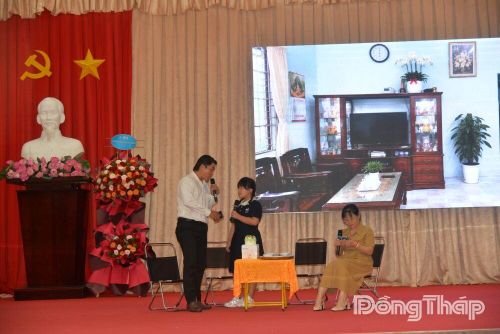 Tiểu phẩm “Giữ lửa hạnh phúc trong thời đại số” do gia đình anh Phạm Dương Vĩnh Lộc, đến từ phường Sa Đéc thể hiện.