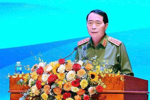 Thượng tướng Lê Quốc Hùng, Ủy viên Ban chấp hành Trung ương Đảng, Phó Bí thư Đảng ủy Công an Trung ương, Thứ trưởng Bộ Công an phát biểu tại Lễ tuyên dương gia đình Công an tiêu biểu giai đoạn 2021-2026. Ảnh: Đức Thụy