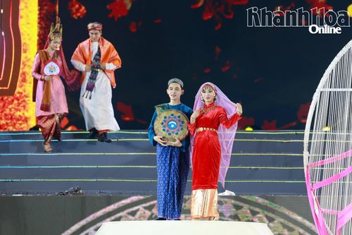 Màn trình diễn trang phục của đoàn Thành phố Hồ Chí Minh.