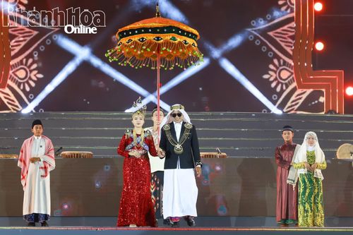 Trang phục cưới của người Chăm Hồi giáo Islam ở tỉnh An Giang.
